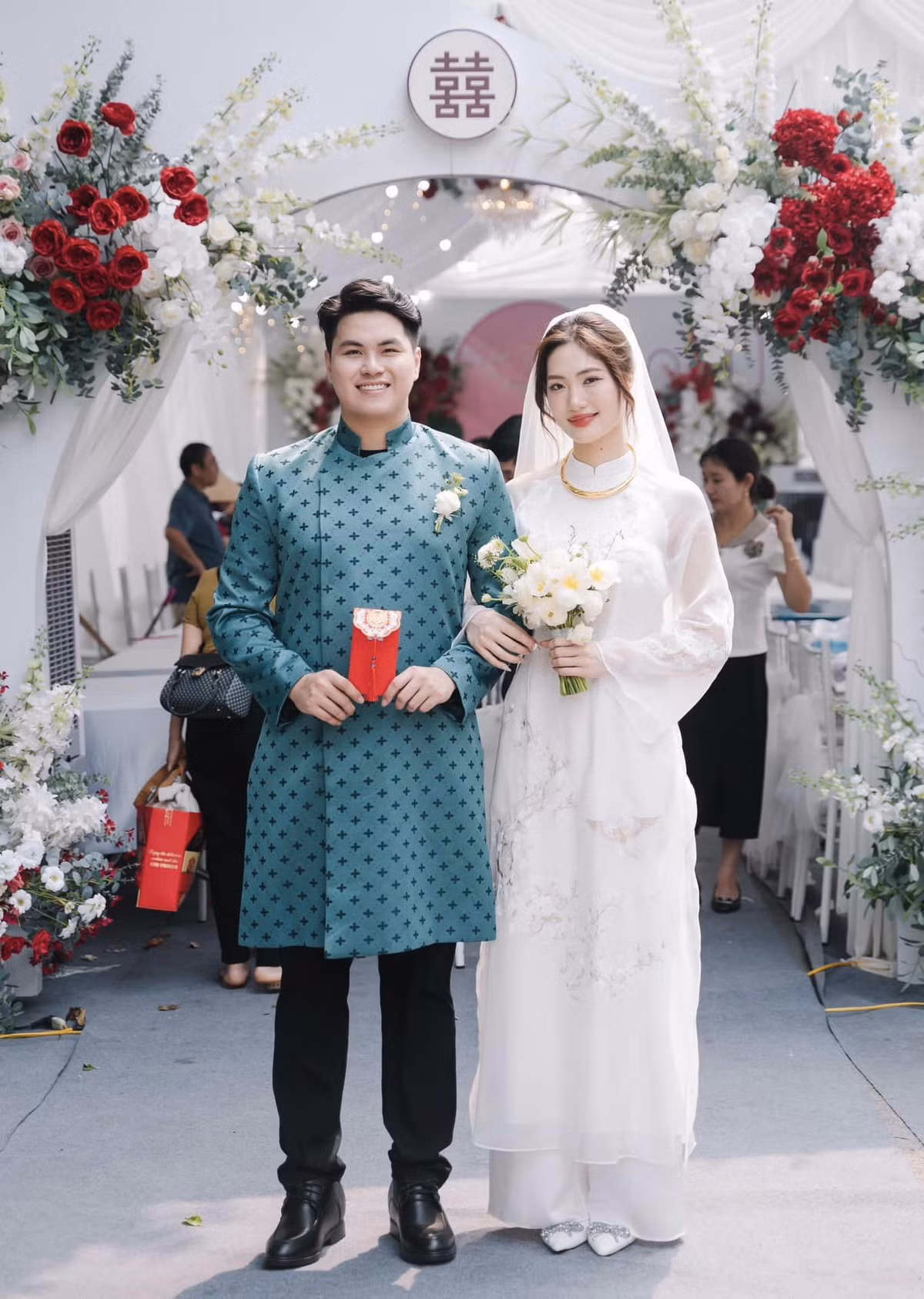 Cặp đôi có thời gian dài yêu đương trước khi đi đến quyết định hôn nhân. Tuy nhiên, cả Việt Hương và chồng đều kín tiếng trong chuyện tình yêu trên mạng xã hội nên đến khi "hoa khôi bóng chuyền" tung bộ ảnh ăn hỏi, nhiều người tỏ ra khá bất ngờ.