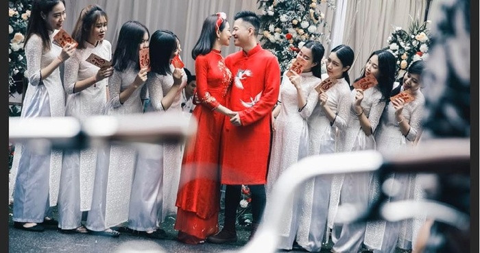 Chiều 17/10, Lưu Đê Ly và Huy DX bất ngờ tổ chức lễ ăn hỏi tại phố Hàng Buồm khiến dân tình tiếp tục xôn xao không ngớt. Được biết, hôn lễ sẽ được tổ chức vào tháng 12 tới đây.