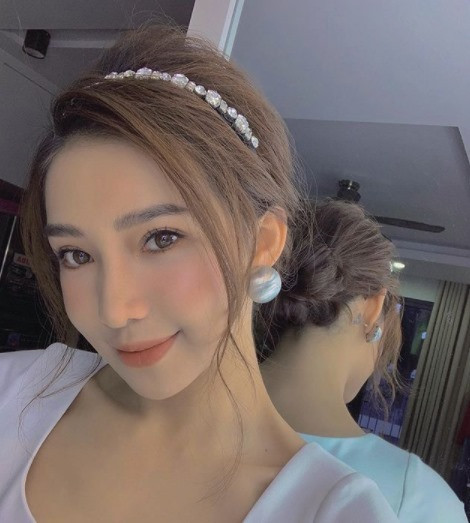 Lưu Đê Ly, sinh năm 1991 được mọi người biết tới với danh xưng hot girl Lee BaLan. Cô bước chân vào làng giải trí với nhiều lợi thế: hình thể đẹp, chiều cao lý tưởng và gương mặt ưa nhìn. Lưu Đê Ly từng tham gia các bộ phim như: Người phán xử, Chạy trốn thanh xuân,…