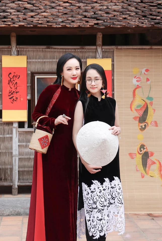 Hoài Anh cùng con gái.