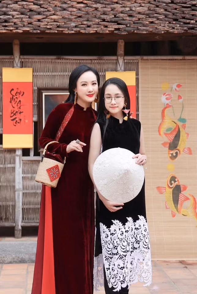 Hoài Anh cùng con gái.