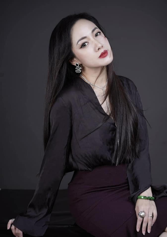 Cô mang vẻ đẹp sắc sảo, hút hồn.