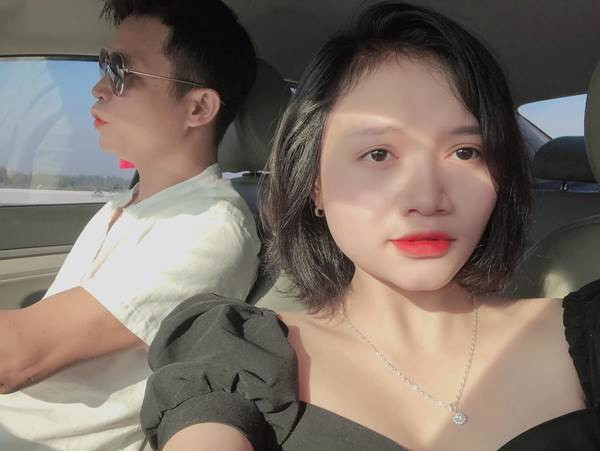 Không chỉ có vậy, "ông chú" của cô nàng còn thường xuyên đòi đắp mặt nạ, chăm sóc da, thoa kem nữa. "Thật ra yêu người lớn cũng khá thú vị" - Cô nàng hào hứng cho biết.