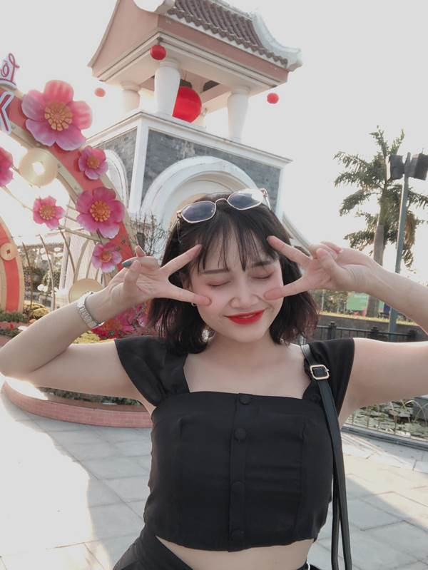 Người dùng Facebook có tên G.L bình luận: "Đọc mà ghen tỵ quá. Người yêu em bằng tuổi mà nhiều lúc em tưởng em không chửa mà có con. Chả bao giờ được chiều chuộng gì".