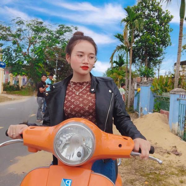 Câu chuyện tình chú - cháu của cặp đôi đã thu hút sự quan tâm, chú ý của dân mạng và nhận được rất nhiều lời chúc phúc: "Hạnh phúc quá, vậy mới nói yêu đàn ông lớn tuổi mình được chiều chuộng hơn, không phải lo nghĩ về nhiều vấn đề", "Chúc anh chị hạnh phúc, nhìn anh chị mà em cũng muốn thử yêu người lớn tuổi quá".