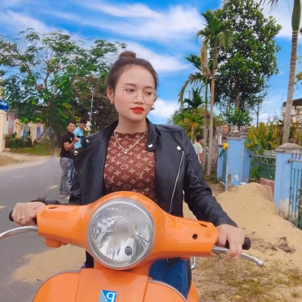 Câu chuyện tình chú - cháu của cặp đôi đã thu hút sự quan tâm, chú ý của dân mạng và nhận được rất nhiều lời chúc phúc: "Hạnh phúc quá, vậy mới nói yêu đàn ông lớn tuổi mình được chiều chuộng hơn, không phải lo nghĩ về nhiều vấn đề", "Chúc anh chị hạnh phúc, nhìn anh chị mà em cũng muốn thử yêu người lớn tuổi quá".