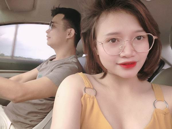 Vì yêu một nàng trẻ con nên bạn trai cô cũng bị lây luôn những thói quen, sở thích của giới trẻ. Từ một người không biết ăn vặt, chẳng thích trà sữa giờ đây cứ rảnh lại rủ bạn gái đi "tà tưa" cực đáng yêu. Đã thế còn chăm chỉ cùng bạn gái đi phượt như những cặp đôi tuổi mới lớn.