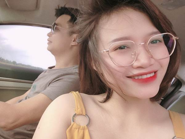 "Tại lớn lên chẳng ngọt ngào chẳng lãng mạn chút nào nhưng bên cạnh đúng nghĩ được làm công chúa luôn. Nửa năm yêu nhau cãi lên cãi xuống chia tay trăm lần lúc mình đòi chia tay thật thì lại hạ mình nhõng nhẽo như đứa trẻ đòi ăn kẹo buồn cười chết đi được" - gái xinh hào hứng kể về người bạn trai lớn tuổi.