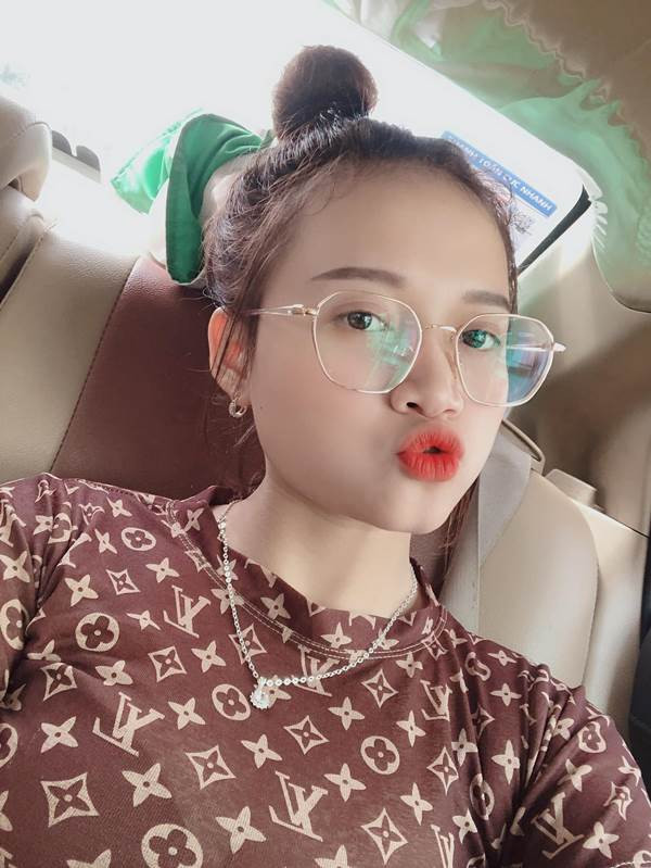 Bên cạnh đó, nhan sắc của cô gái trong câu chuyện cũng được nhiều người khen ngợi bởi đôi mắt to, nước da trắng và nụ cười dễ thương.