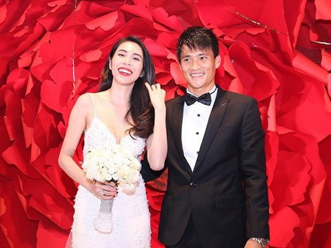 Có thể nói, Thuỷ Tiên đã nổi tiếng hơn rất nhiều kể từ khi quen biết và trở thành bạn gái của tiền đạo xứ Nghệ. Tuy nhiên, không thể phủ nhận sự nỗ lực khẳng định mình trong giới showbiz của cô ca sĩ người Kiên Giang.