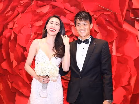 Có thể nói, Thuỷ Tiên đã nổi tiếng hơn rất nhiều kể từ khi quen biết và trở thành bạn gái của tiền đạo xứ Nghệ. Tuy nhiên, không thể phủ nhận sự nỗ lực khẳng định mình trong giới showbiz của cô ca sĩ người Kiên Giang.