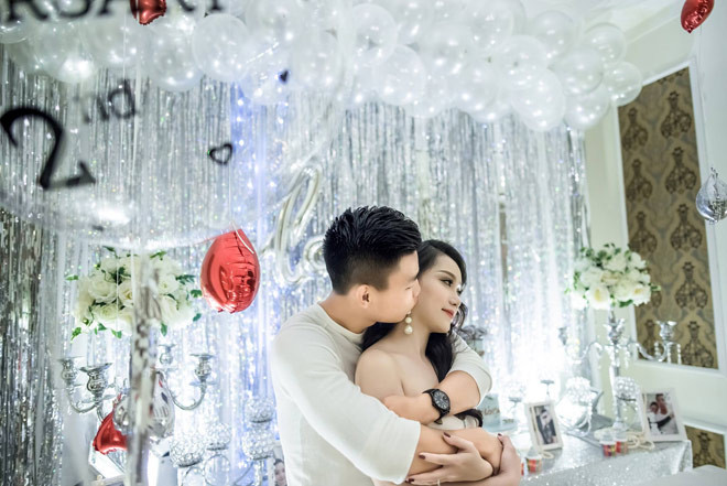 Phùng Bảo Trân năm nay 25 tuổi, hơn Văn Thanh một tuổi. Người đẹp 9X này đang sống ở TP Pleiku, Gia Lai, nơi Văn Thanh thi đấu trong màu áo của CLB HAGL. Họ đã có 4 năm gắn bó bên nhau, tức là thời điểm cầu thủ quê Hải Dương còn chưa làm mưa làm gió trong màu áo U23 Việt Nam lẫn ĐT Việt Nam.