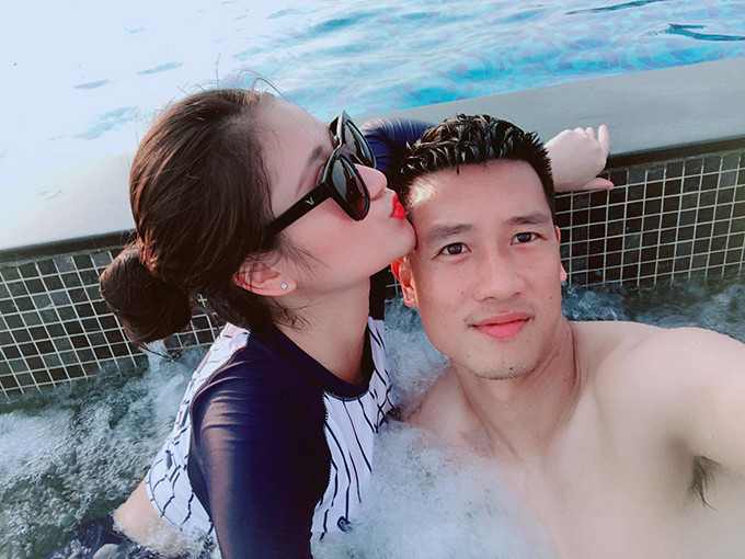 Nguyễn Thùy Dương - bạn gái Huy Hùng là người rất năng động, giỏi kiếm tiền. Thuỳ Dương tốt nghiệp khoa Sân khấu, Đại học Sân khấu - Điện ảnh Hà Nội. Cô từng tham gia một số bộ phim nhưng thu nhập chính hiện tại là từ kinh doanh online. Ở tuổi 25, Thuỳ Dương khiến bạn bè phải ngưỡng mộ khi tự mua chung cư ở riêng, sắm xe sang và còn xây nhà cho mẹ.