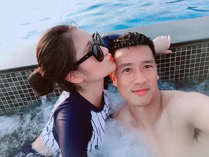 Nguyễn Thùy Dương - bạn gái Huy Hùng là người rất năng động, giỏi kiếm tiền. Thuỳ Dương tốt nghiệp khoa Sân khấu, Đại học Sân khấu - Điện ảnh Hà Nội. Cô từng tham gia một số bộ phim nhưng thu nhập chính hiện tại là từ kinh doanh online. Ở tuổi 25, Thuỳ Dương khiến bạn bè phải ngưỡng mộ khi tự mua chung cư ở riêng, sắm xe sang và còn xây nhà cho mẹ.