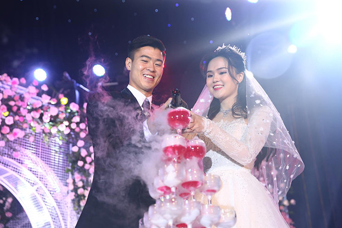 Quỳnh Anh (sinh năm 1996), vợ của cầu thủ Việt Nam Đỗ Duy Mạnh xuất thân trong gia đình giàu có tại Hà Nội. Bố cô là ông Nguyễn Giang Đông - cựu Chủ tịch CLB bóng đá Sài Gòn đồng thời làm chủ một công ty thư‌ơng mại kinh doanh ôtô, xe máy, thực phẩm, đồ uống... Tuy nhiên, Quỳnh Anh không ỷ vào gia đình mà tự lập từ rất sớm.