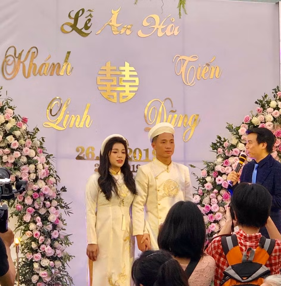 Trên trang cá nhân, Khánh Linh thường chia sẻ những hình ảnh sử dụng hàng hiệu đắt tiền, các chuyến du lịch ở nhiều nơi sang chảnh chứng minh cho độ giàu có của mình. Trong chuyện tình cảm với Bùi Tiến Dũng, cô nàng không quá phô trương, ồn ào nhưng luôn khiến nhiều người phải ghen tị vì những khoảnh khắc ngọt ngào mà cả hai dành cho nhau...