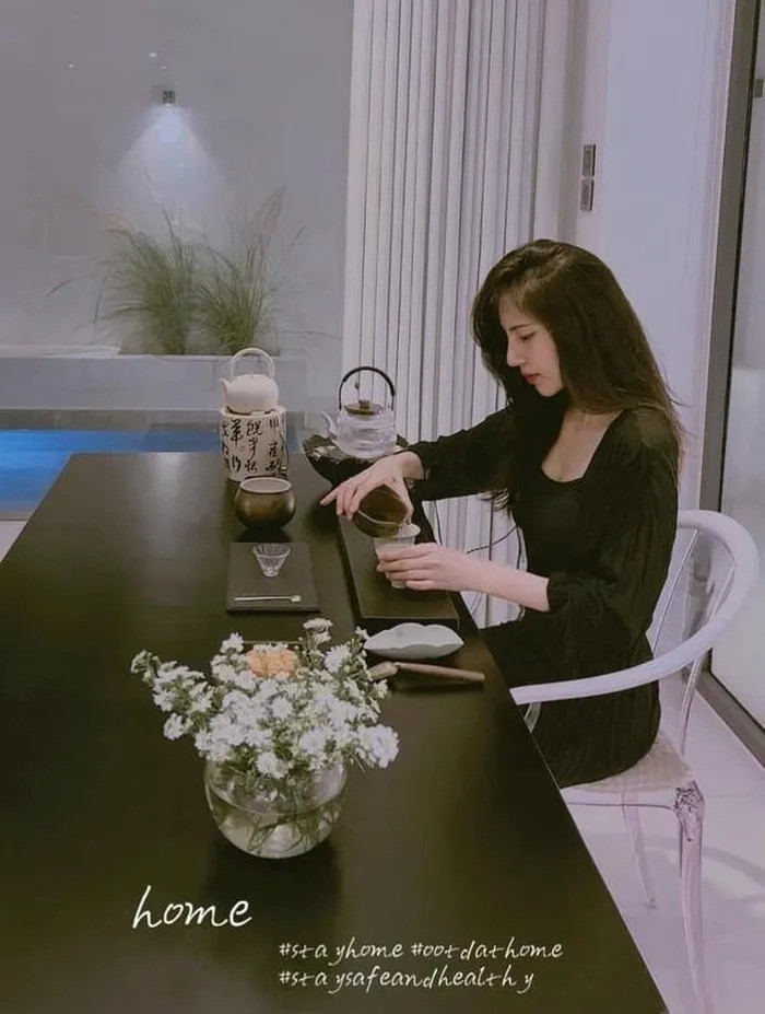 Là người yêu thích hoa và trà đạo nên vợ chồng Công Vinh và Thuỷ Tiên cũng dành một không gian riêng cho bàn trà. Khu vực này vợ chồng Công Viên Thuỷ Tiên lại sử dụng màu đen tạo sự cổ kính và trang trọng.