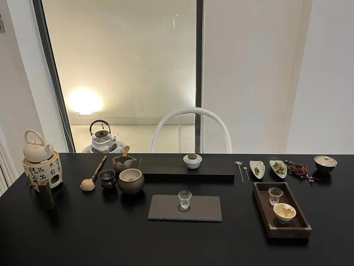 Thủy Tiên cập nhật hình ảnh các góc khác nhau trong căn nhà cùng dòng trạng thái: "Sáng ngắm hoa, chiều tối uống trà Mỗi ngày thật đẹp cứ thế qua"