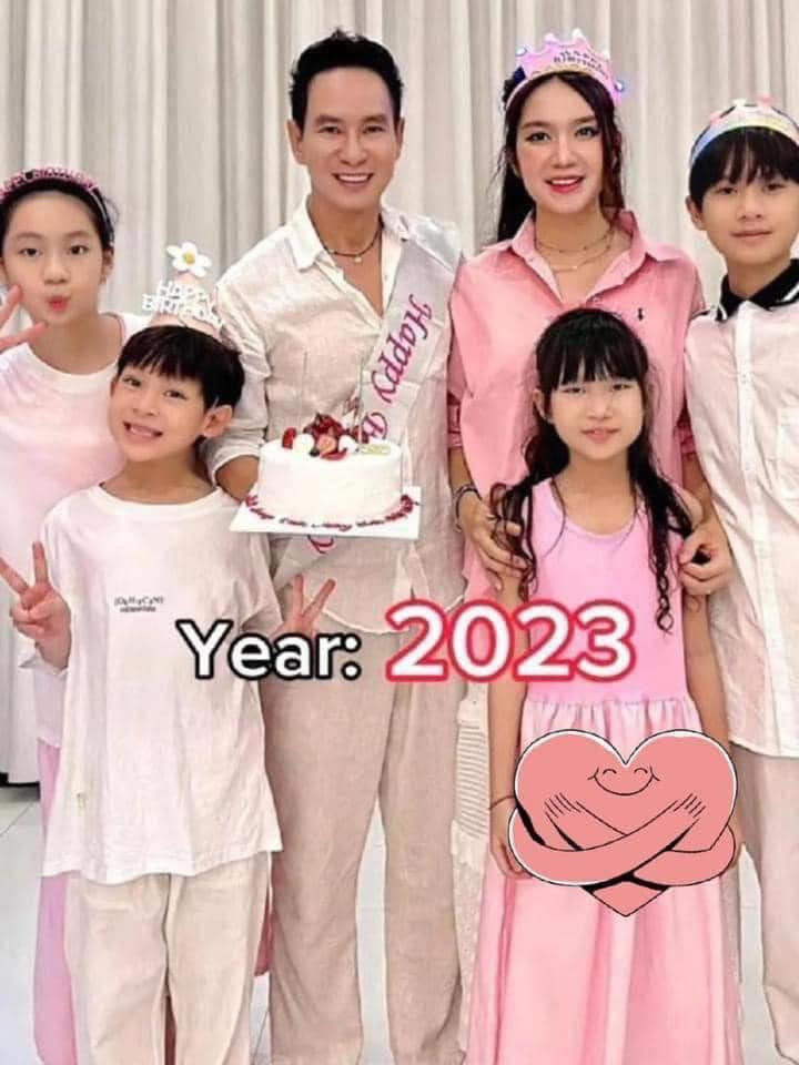 Hiện tại, khi con cái dần lớn khôn, cặp đôi có nhiều thời gian riêng tư hơn, nhưng vẫn cùng nhau động viên, chăm sóc 4 nhóc tì.