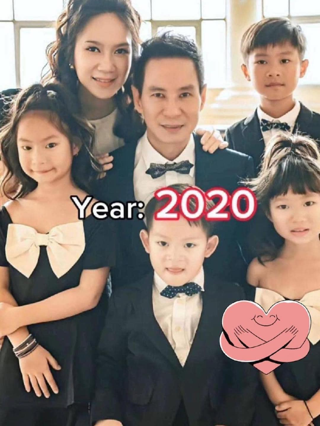 4 đứa con của cặp đôi có cả nếp, cả tẻ, đều là những em bé ngoan ngoãn.