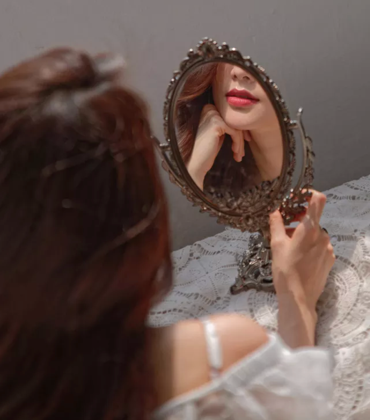 Cô ưu chuộng và hướng mình đến hình tượng sang trọng, thanh lịch nhưng vẫn đầy nữ tính, dịu dàng. Diễm My hy vọng khán giả sẽ yêu quý cả hai hình tượng của cô ở trong phim cũng như ngoài đời.