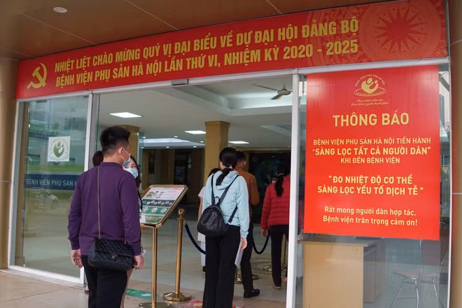 Bệnh viện Phụ sản Hà Nội bố trí 3 vòng giám sát tại 4 sảnh trước khi vào khoa khám bệnh và các khu điều trị nội trú. Ảnh: BVCC.