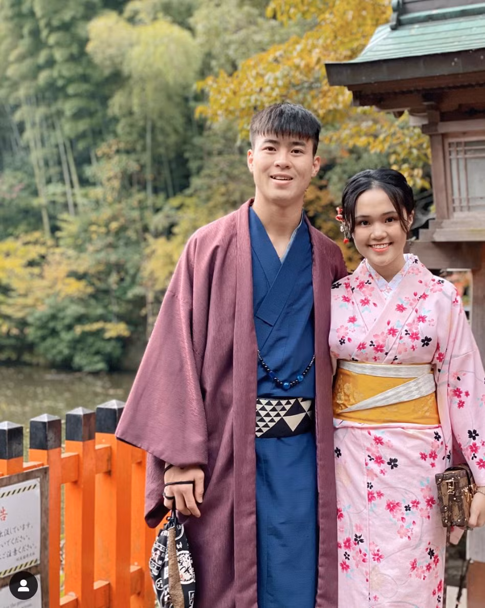 Duy Mạnh và Quỳnh Anh đã hẹn hò hơn 3 năm trước khi quyết định về chung một nhà. Cả hai gặp nhau lần đầu vào năm 2015, trong một buổi gặp gỡ của cộng đồng người hâm mộ Man City. Sau 1 năm tình hiểu, cặp đôi mới chính thức yêu đương.