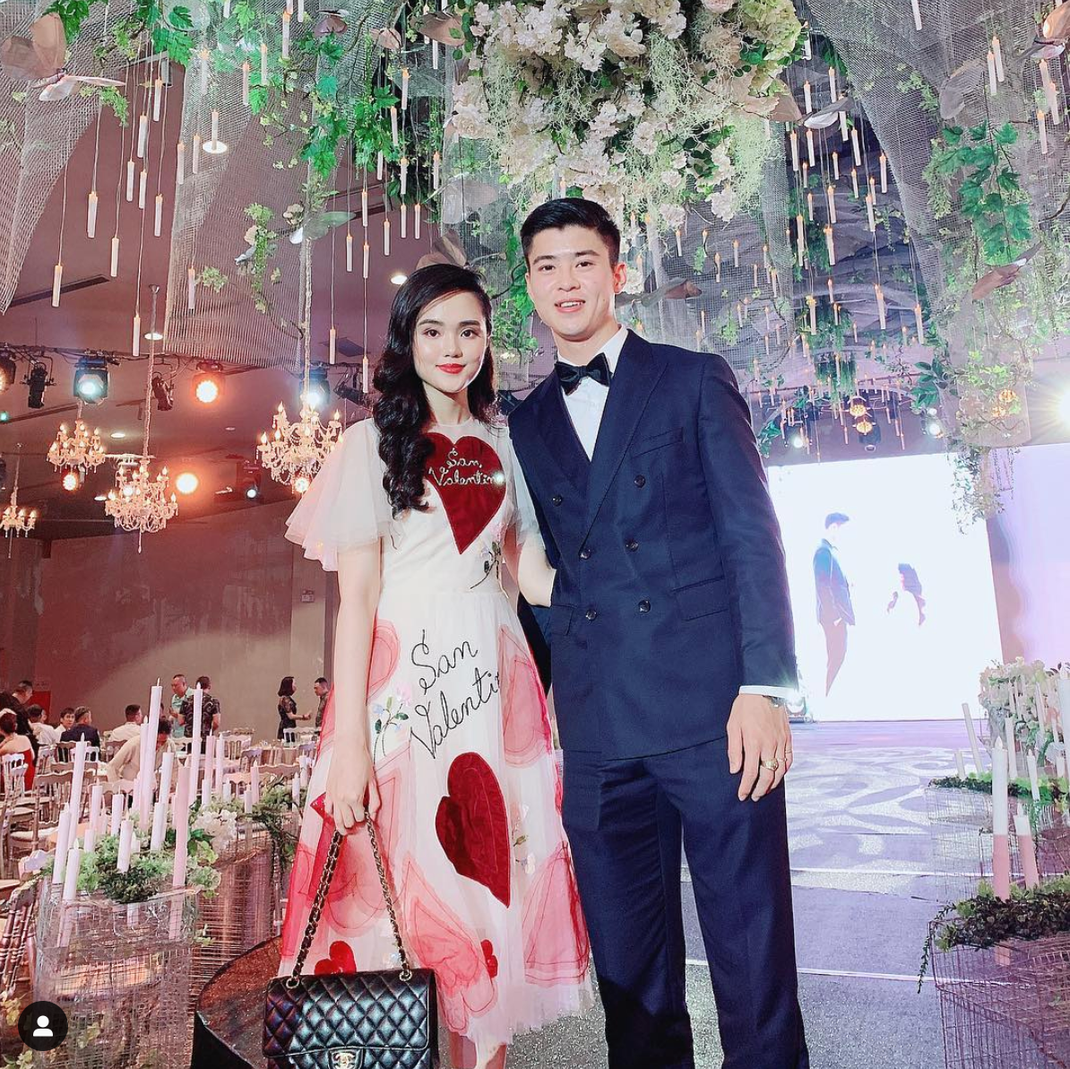 Duy Mạnh xứng danh "bạn trai nhà người ta" khi cực yêu chiều bạn gái. Anh chàng không tiếc tay chi tiền khủng mua quà tặng, mới đây là một chiếc túi có giá hơn 100 triệu đồng khi Quỳnh Anh bị ốm.