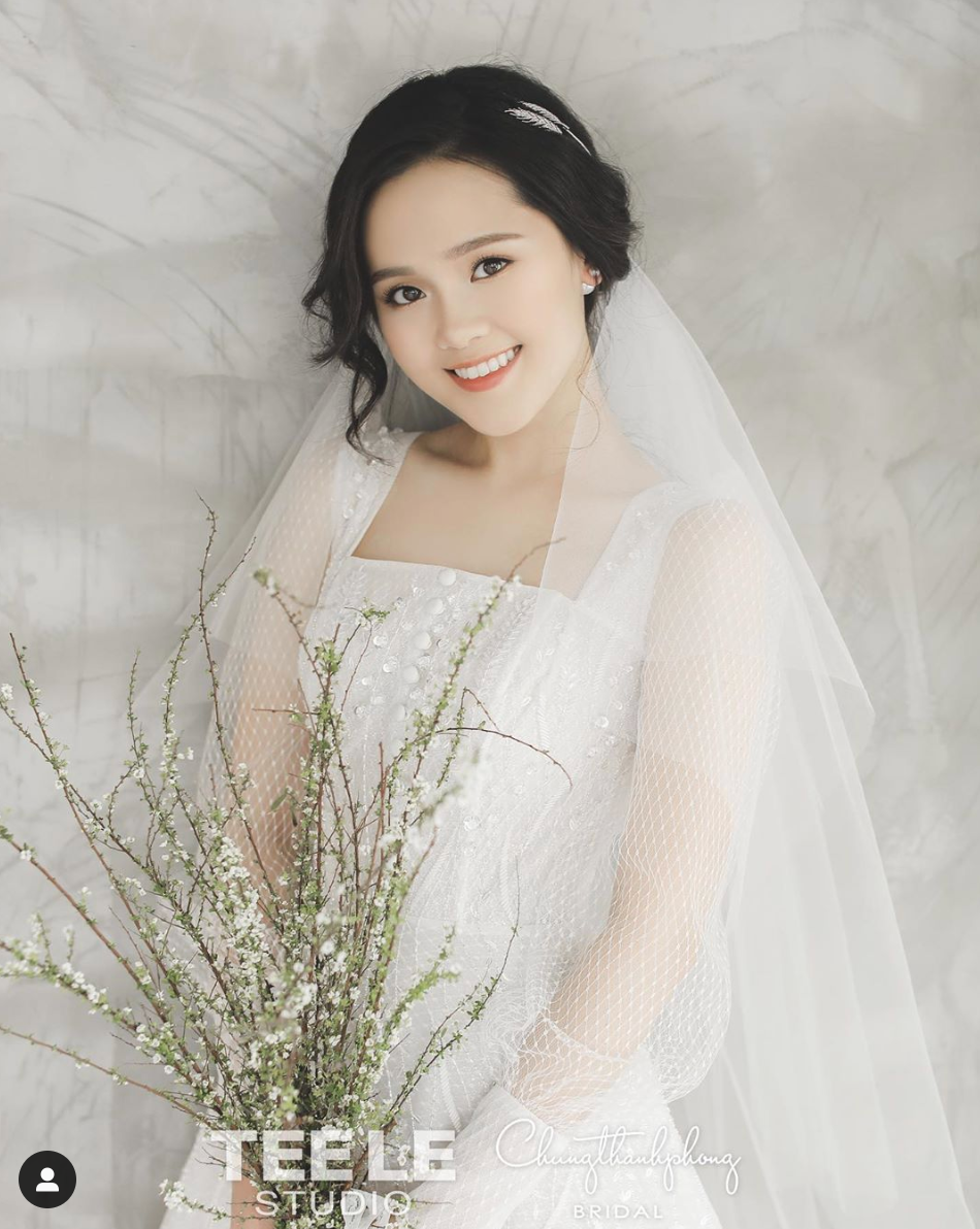 Bạn gái Duy Mạnh, Quỳnh Anh cũng đăng tải ảnh cưới vô cùng xinh đẹp trên trang cá nhân. Cô nhận được nhiều lời khen vì ngày càng rạng rỡ, xinh đẹp.