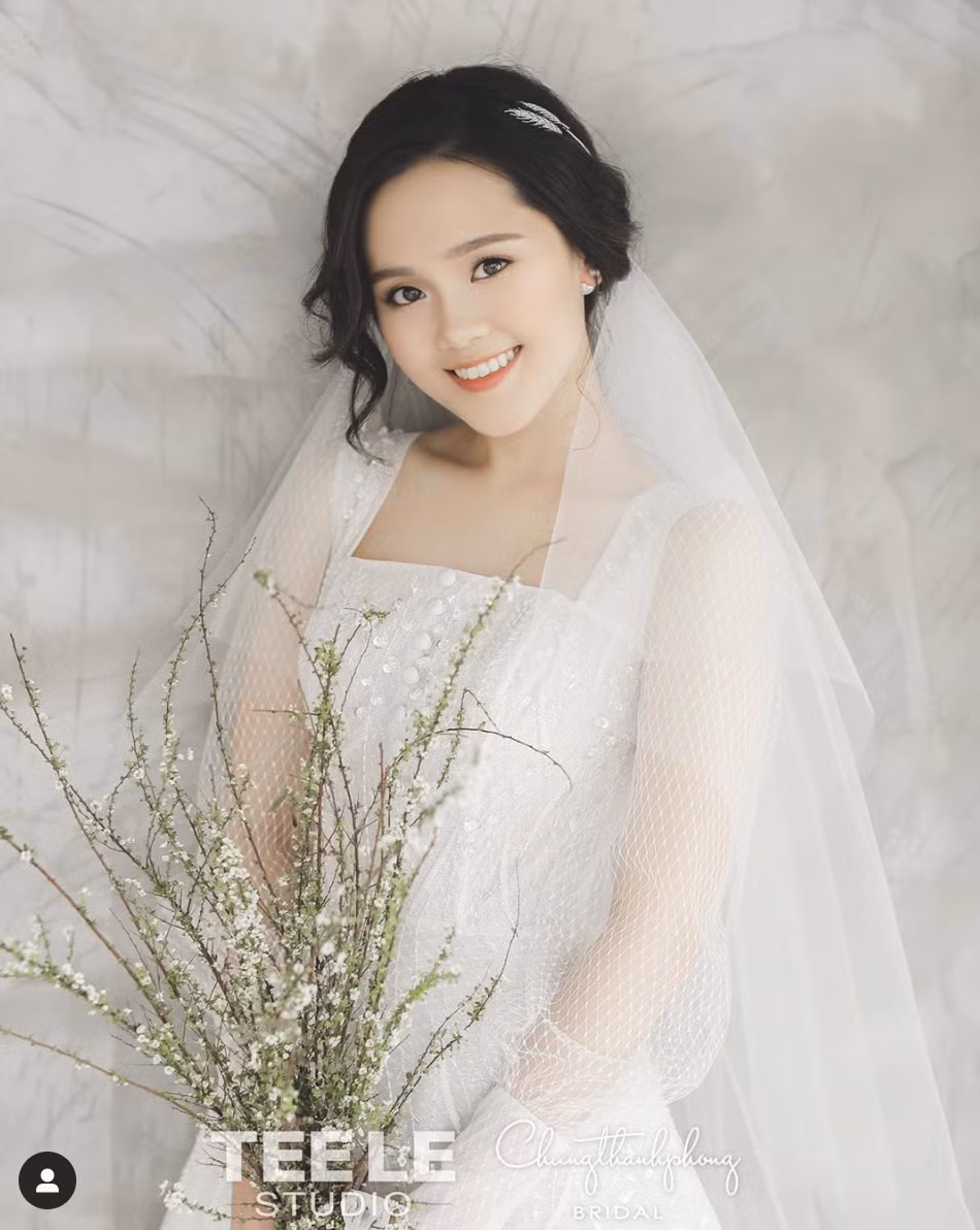 Bạn gái Duy Mạnh, Quỳnh Anh cũng đăng tải ảnh cưới vô cùng xinh đẹp trên trang cá nhân. Cô nhận được nhiều lời khen vì ngày càng rạng rỡ, xinh đẹp.