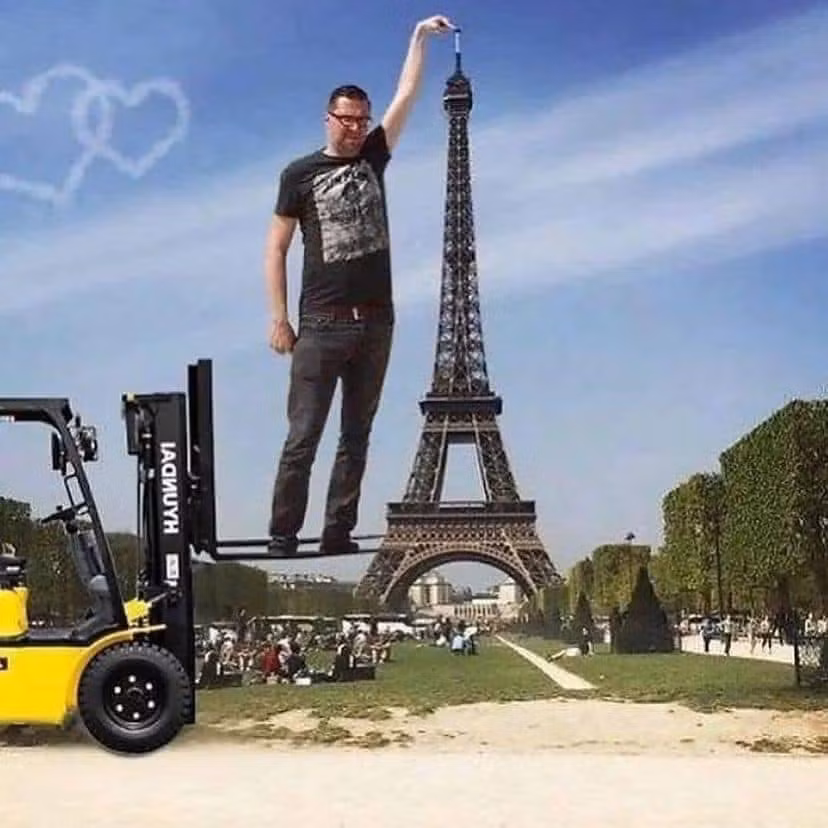 Một người khác thì có tâm đến nỗi bê nguyên cả chiếc xe để nâng người đàn ông lên.