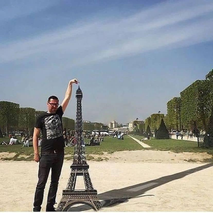 Thế nhưng thành quả nhận được thì có phần...lạ. Cũng là ngón tay chạm đỉnh tháp rồi đấy nhưng chàng trai này cao bằng tháp luôn rồi.