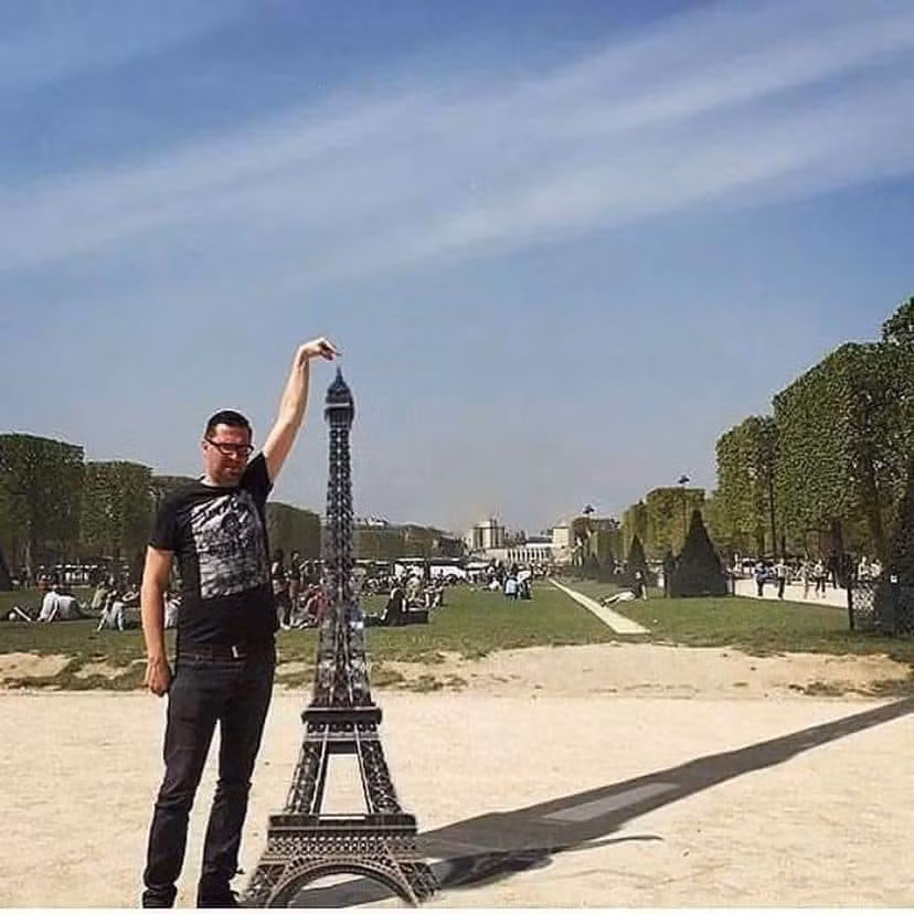 Thế nhưng thành quả nhận được thì có phần...lạ. Cũng là ngón tay chạm đỉnh tháp rồi đấy nhưng chàng trai này cao bằng tháp luôn rồi.