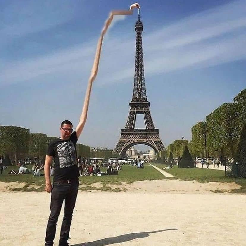 Một người khác thì giúp anh chàng kéo dài tay luôn cho tới tận đỉnh tháp.