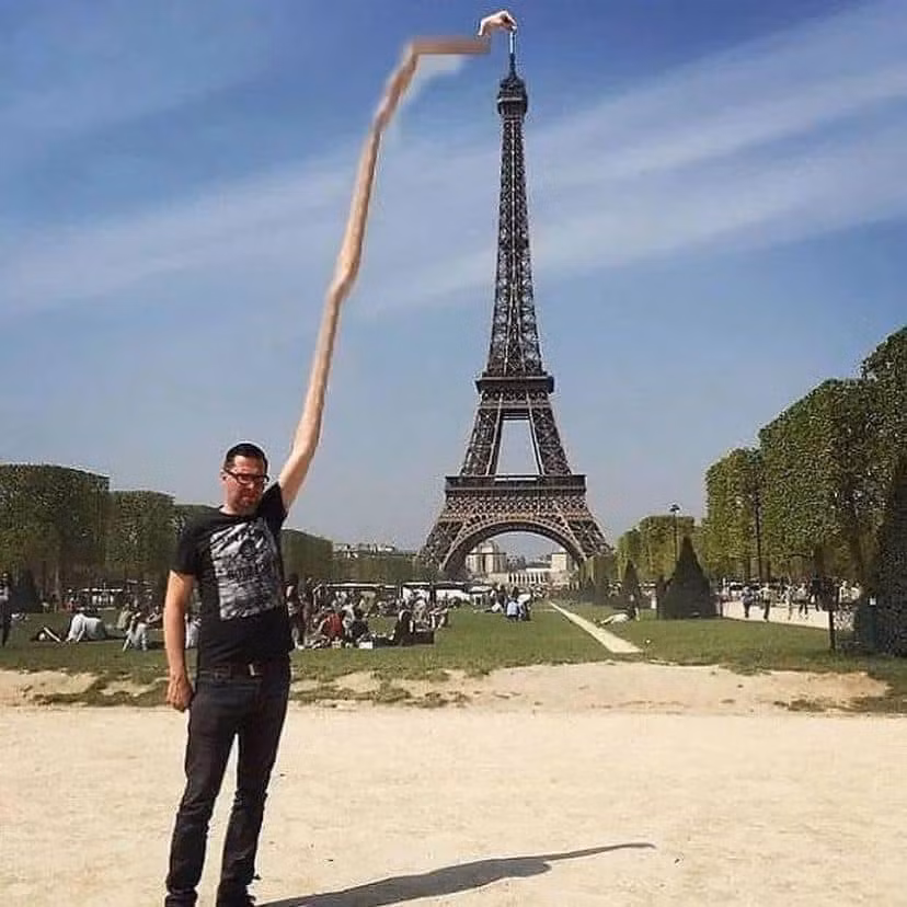 Một người khác thì giúp anh chàng kéo dài tay luôn cho tới tận đỉnh tháp.