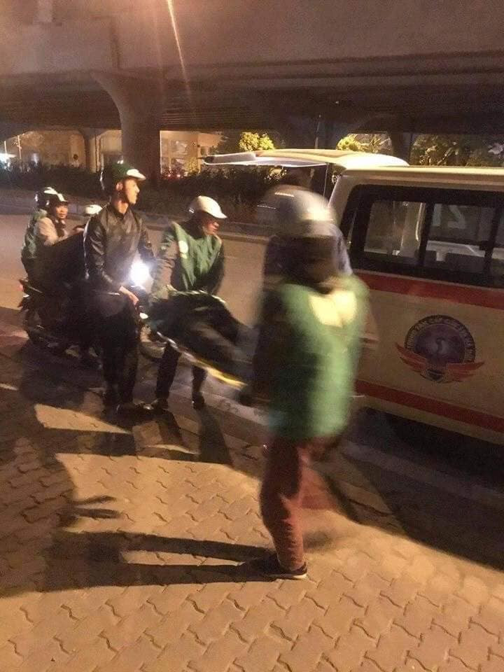 Giao hang het cong suat, shipper nam guc ben duong vi kiet suc-Hinh-3