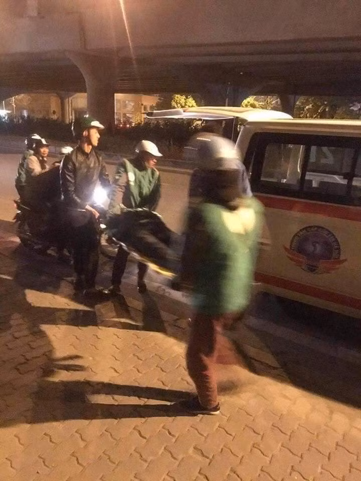 Giao hang het cong suat, shipper nam guc ben duong vi kiet suc-Hinh-3