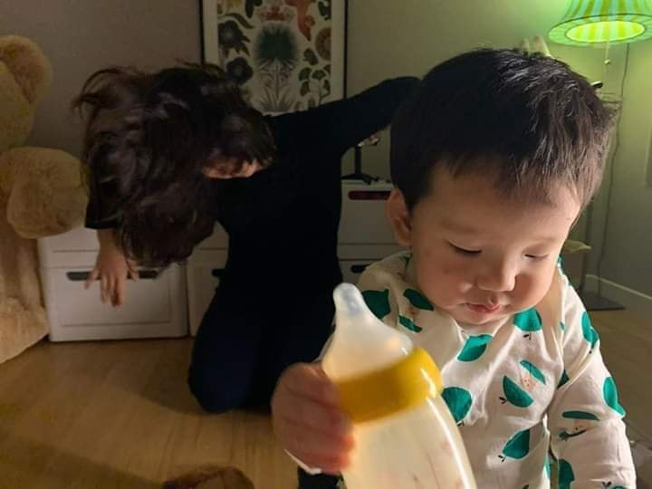 Tuy vậy, cậu bé có vẻ vẫn chẳng mấy quan tâm đến mẹ và những việc xung quang. Có lẽ chàng trai nhỏ này đã quá quen với bản tính "dở hơi" của mẹ mình.