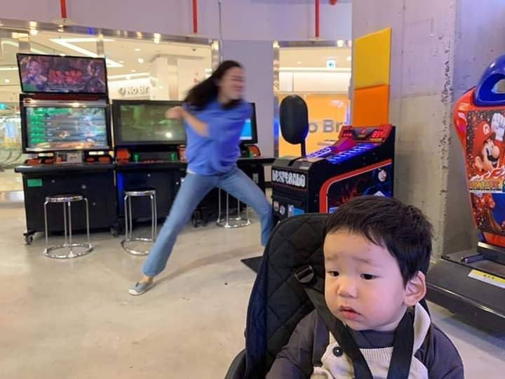 Gương mặt bé con giống hệt một ông cụ non đang chờ đợi. Khác hẳn với trẻ em thông thường, dù được vào khu vui chơi nhưng cậu bé trong hình luôn nhíu mày, cau mặt.