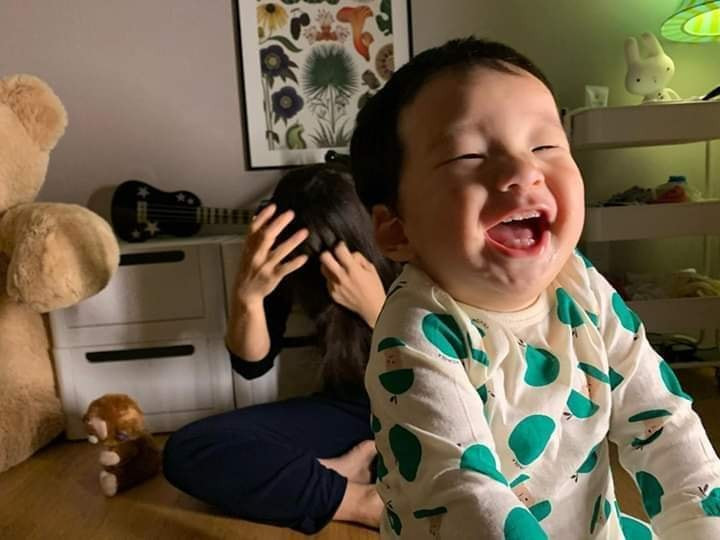 Đây có lẽ là khoảnh khắc duy nhất cậu vé cười vui, và có lẽ, lý do lại không đến từ người mẹ bởi vì cô nàng đang bận vuốt tóc phía sau. Đúng là một cậu bé "khốn khổ" và "bất hạnh".