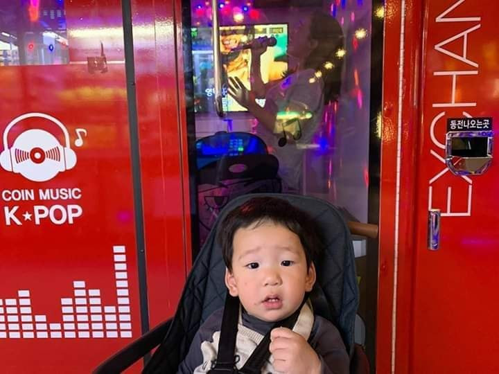 Nhiều người đùa vui rằng, bà mẹ này chính là minh chứng chi tác hại của việc lấy chồng, sinh con quá sớm. Chơi chưa đủ mà cuộc đời đã ném vào cuộc sống hôn nhân.