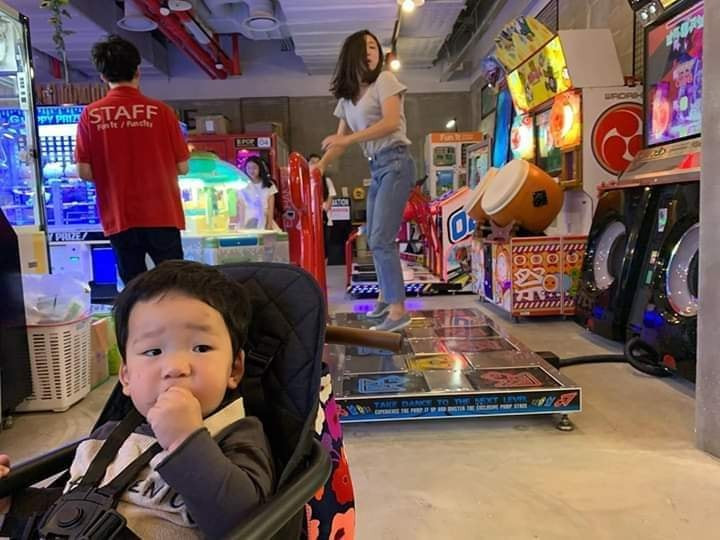 Dân mạng thán phục vì tính nhẫn nại của cậu bé trong hình, dường như cậu chàng chẳng quan tâm mấy đến bà mẹ đang điên rồ phía sau lưng.