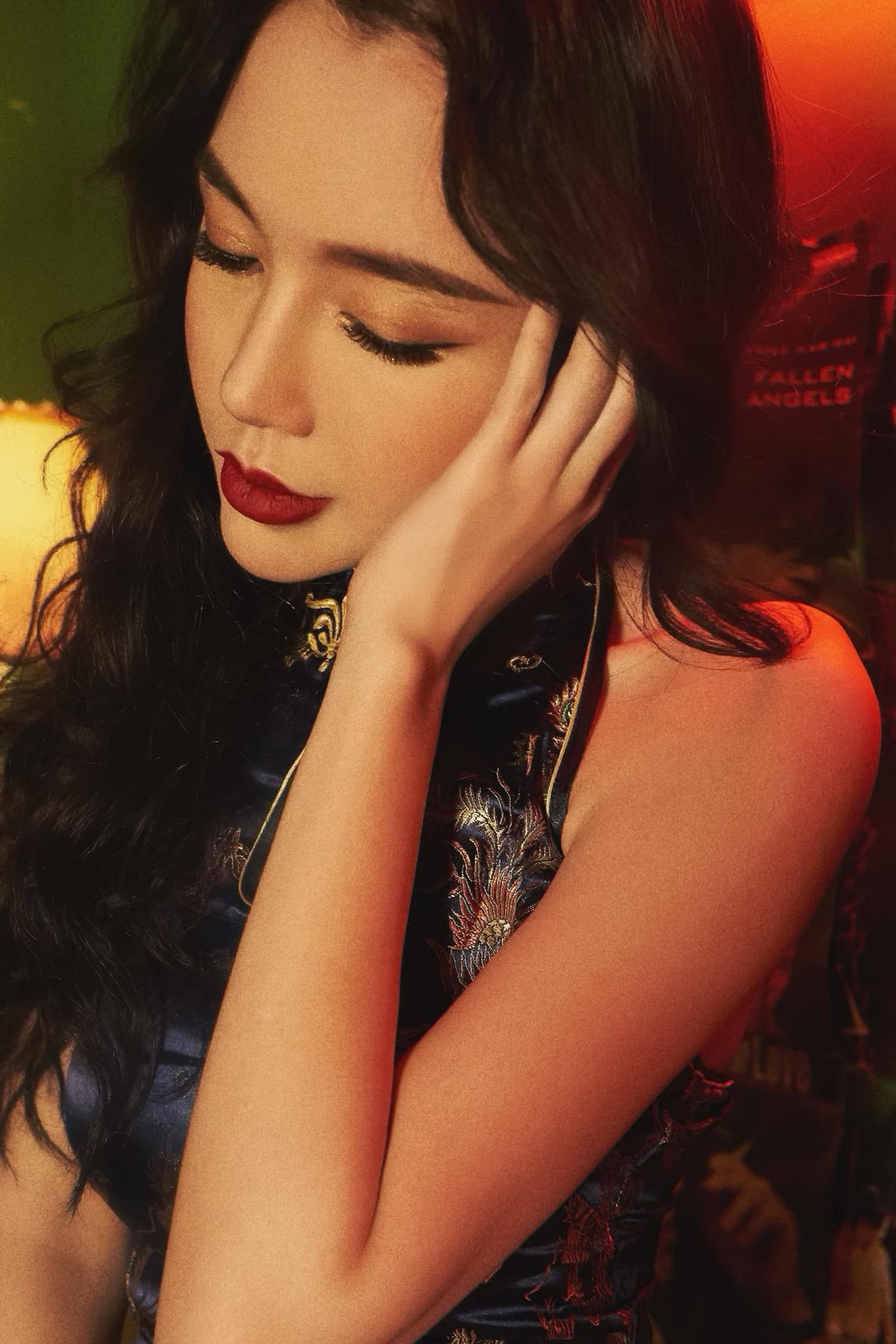 "Những người như mình, thời gian buộc phải chỉn chu là lượt chiếm đến 3/4 cuộc đời. Nên lúc bình thường không phải đi làm, mình muốn cho phép mình được xoã, được xuề xoà" - Bà mẹ 2 con viết trên trang cá nhân.