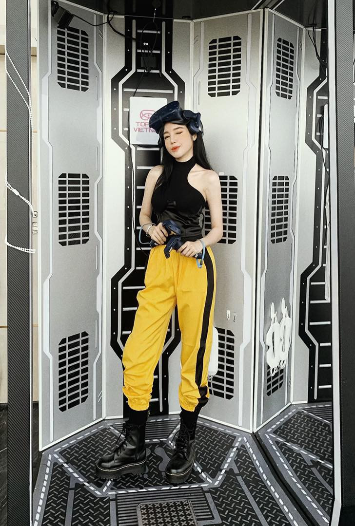 "Hot girl ngực khủng" cho biết thêm đã là người nổi tiếng thì thích lung linh cơ nào cũng được đặc biệt là đối với cô, một người có kỹ năng biến hoá phong cách như tắc kè hoa.