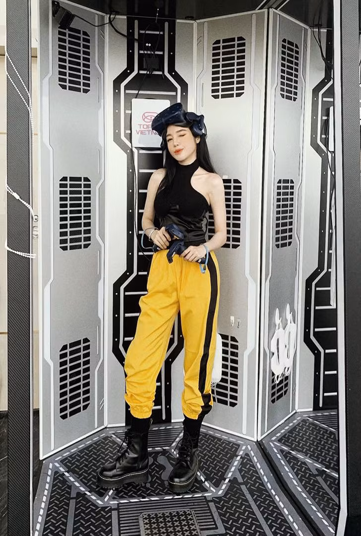 "Hot girl ngực khủng" cho biết thêm đã là người nổi tiếng thì thích lung linh cơ nào cũng được đặc biệt là đối với cô, một người có kỹ năng biến hoá phong cách như tắc kè hoa.