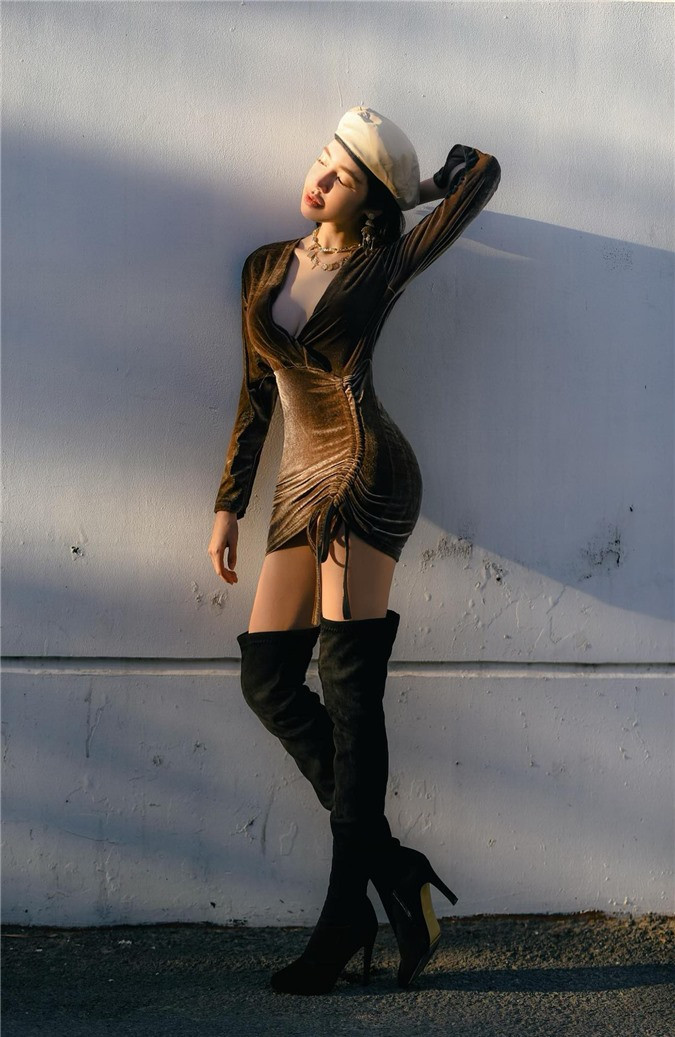 Đồng thời, hot girl 8X Elly Trần cũng cho biết thêm, trong cuộc sống hàng ngày, ai cũng cố gắng phô diễn những điều tốt đẹp ra bên ngoài nhưng bản thân cô thì không muốn như vậy.