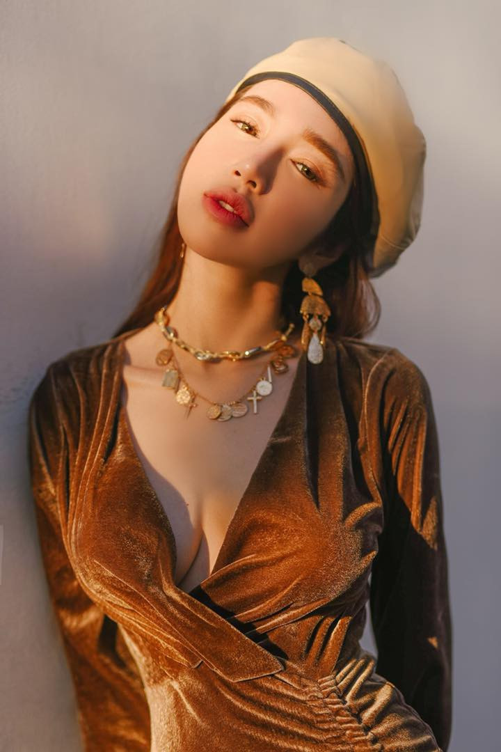 Không chịu nổi lời chê của nên hot mom Elly Trần quyết định ăn mặc điệu đà, trang điểm lồng lộn chỉ để...đi ăn hủ tiếu đầu ngõ rồi sẵn chụp luôn vài tấm ảnh gửi cho bạn vui lòng.