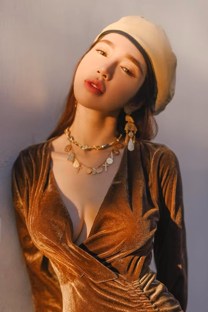 Không chịu nổi lời chê của nên hot mom Elly Trần quyết định ăn mặc điệu đà, trang điểm lồng lộn chỉ để...đi ăn hủ tiếu đầu ngõ rồi sẵn chụp luôn vài tấm ảnh gửi cho bạn vui lòng.