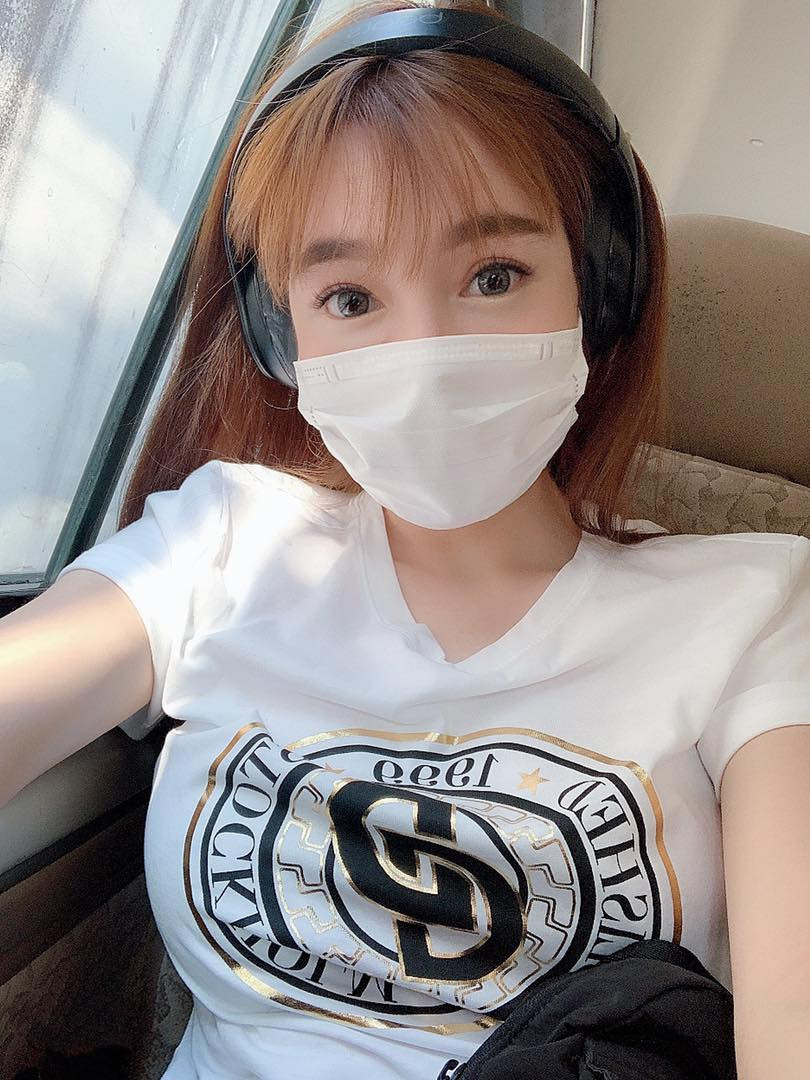 Chia sẻ trên trang Facebook cá nhân, Elly Trần cho biết mới đây, cô có cuộc gặp gỡ với bạn bè thì bị chê là không ra dáng người nổi tiếng. "Nghe bạn phàn nàn - PV sao bà là Celeb mà ra ngoài ăn vận đơn giản quá, lại còn không chịu make up mà vẫn dám ra chốn đông người, không sợ đánh mất hình ảnh à?" - Elly chia sẻ.