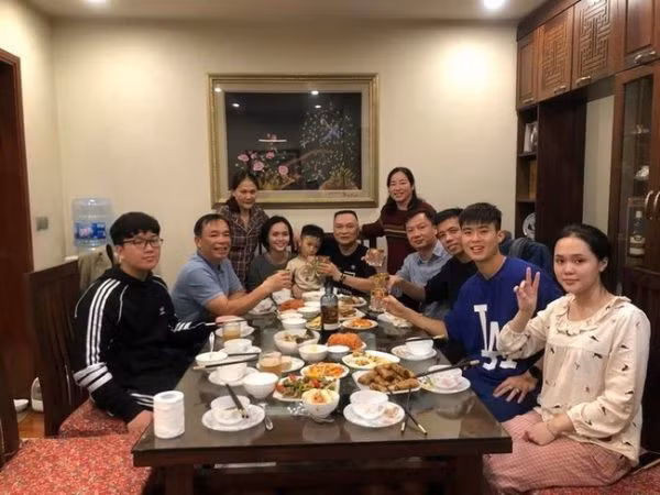 Sau siêu đám cưới diễn ra vào ngày 9/2 vừa qua, vợ chồng Duy Mạnh lần đầu xuất hiện trong bữa cơm cùng gia đình nhà vợ - cựu chủ tịch CLB Sài Gòn, ông Nguyễn Giang Đông. Thế nhưng điều được chú ý hơn cả cách mặc đồ có phần xuề xoà, khuôn mặt không trang đểm nhợt nhạt của Quỳnh Anh.